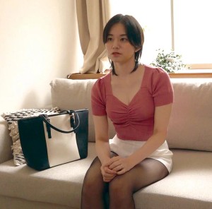 ［主婦のエッチな生体験談］ 実録！本当にあった女のSEX事件簿 ・ リアルドキュメントシチュエーション ＃田舎に嫁いだ美人妻、町内会に横領と不倫がバレる！ 平井栞奈 ギャラリー 1