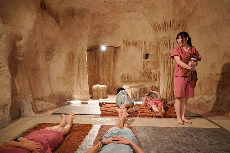 一般男女モニタリングAV 巨乳女子大生限定 こっそり逆NTRチャレンジ 岩盤浴でカップルの彼氏チ○ポを隣の彼女にバレずにサイレント抜き 過激すぎるミッションでHなイタズラ心がエスカレートした女子大生はそのまま生挿入 スローピストンで汗だく絶頂 全員生中出し