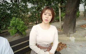 新B級素人初撮り 124 「あなた、ゴメンなさい。」優里さん 28歳 某大手衣料メーカー勤務 人妻 ケツが卑猥です 美白ボディ「身体褒められると嬉しい！」「中も外も同時にされるの好きです」「色々注文し過ぎですよね（汗）」 三ツ谷優里 ギャラリー 1