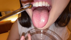 【個人撮影】横山夏希の舌ブラシで「汚舌苔」採取 ギャラリー 7