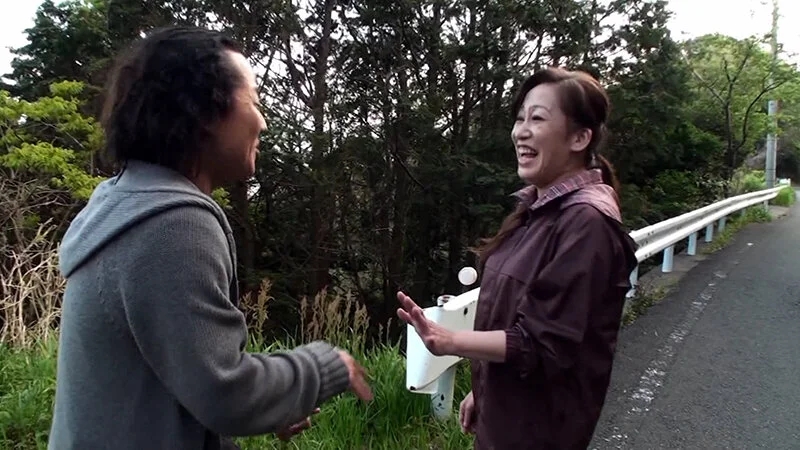 田舎町の綺麗な奥さんをインタビューとナンパして車に誘い迫ってみると…昔を思い出して甘く悶える欲求不満奥さんと野外カーセックス！