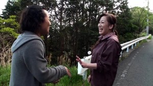 田舎町の綺麗な奥さんをインタビューとナンパして車に誘い迫ってみると…昔を思い出して甘く悶える欲求不満奥さんと野外カーセックス！ ギャラリー 1