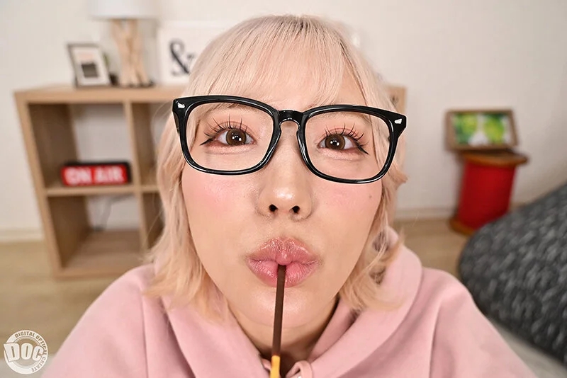 【VR】「寒いしダルくて出れない」無気力ギャルとコタツ王様ゲームで密着汗だくSEX 春陽モカ