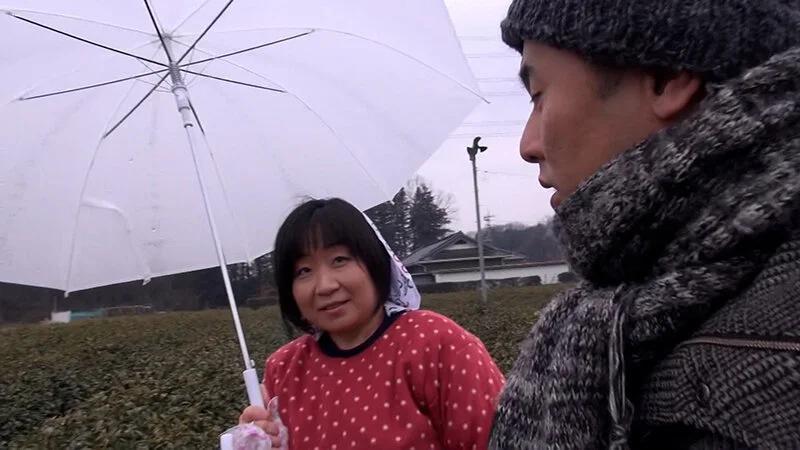 茶畑で農作業中の地味な熟女！密かに欲求不満を募らせAV撮影に応募。恥ずかしさと快感が交差する本能丸出し淫乱中出しSEX！ ギャラリー 1