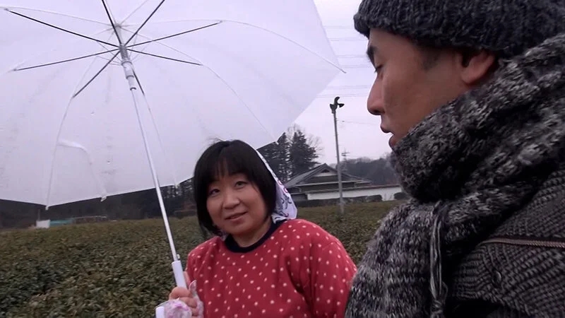 茶畑で農作業中の地味な熟女！密かに欲求不満を募らせAV撮影に応募。恥ずかしさと快感が交差する本能丸出し淫乱中出しSEX！