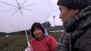 茶畑で農作業中の地味な熟女！密かに欲求不満を募らせAV撮影に応募。恥ずかしさと快感が交差する本能丸出し淫乱中出しSEX！ ギャラリー 1