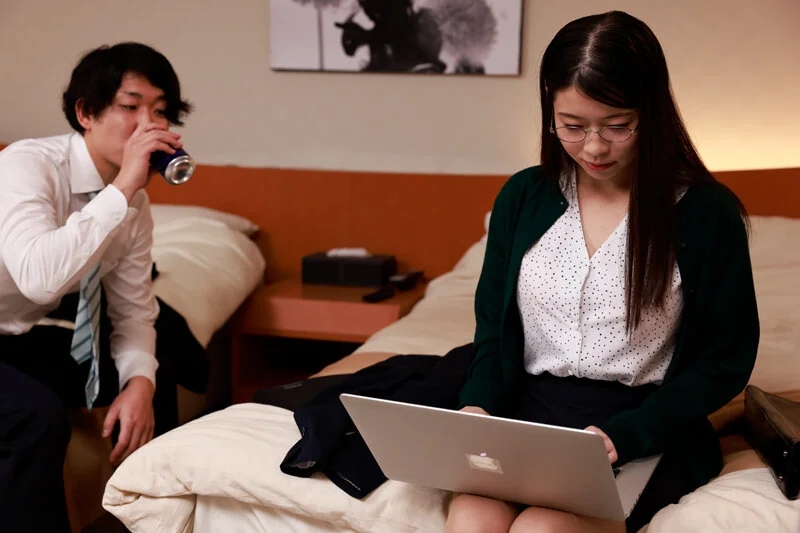 会社で嫌われている地味な先輩とのSEXがドストライクすぎて…【出演】浜辺栞帆