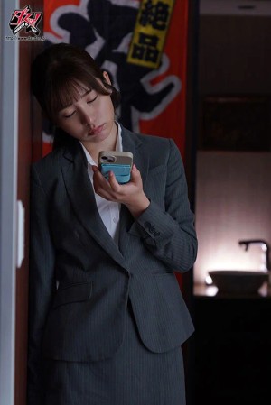 出張先で集中豪雨 嫌いな上司の前でまさか酔い潰れ…突然の相部屋 夜が明けても唾液を濃厚に絡ませ汗だく中出し絶倫性交で貪り合ってました。 五日市芽依 ギャラリー 1