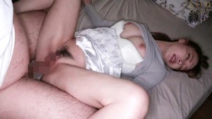 毎週土曜日、必ず俺の家の目の前で潰れている迷惑カップル。泥●中の彼氏の目を盗みだらしない彼女を1ヵ月かけて【オートマイキ（全自動絶頂）】するまで開発した。小倉由菜 ギャラリー 7