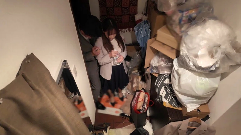 我慢できない…玄関セックス 扉一枚隔てた向こうは外。バリキャリOLの汚部屋でNGR 一条みお