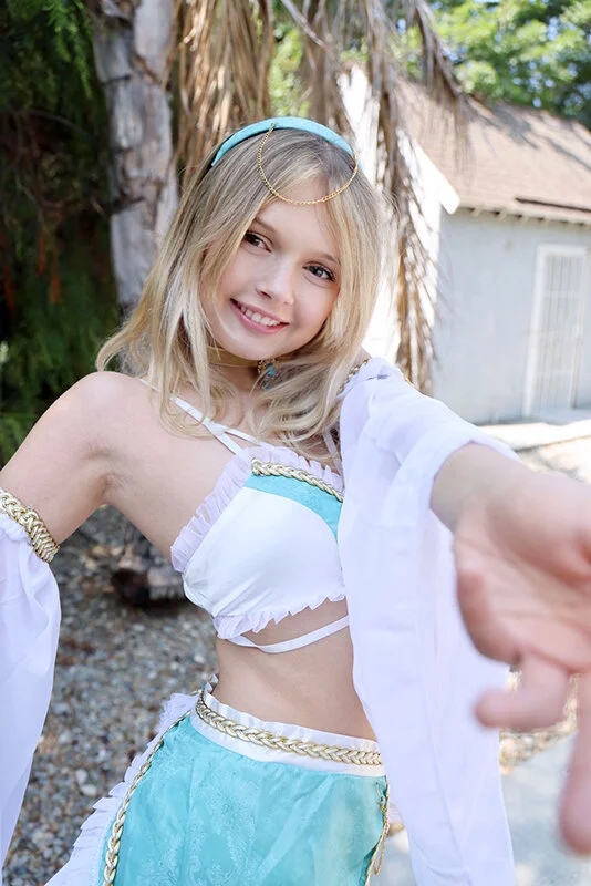 ミニマム合法ロリがコスプレ撮影会で身長差40cm超えの男たちとガリバー3P！！ココ（25）