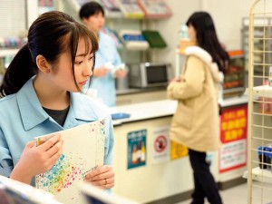 夫のじゃない若いチ○ポがこんなに気持ちいいなんて…アルバイト先で人妻が溺れる年下男との浮気性交 末広純 ギャラリー 1