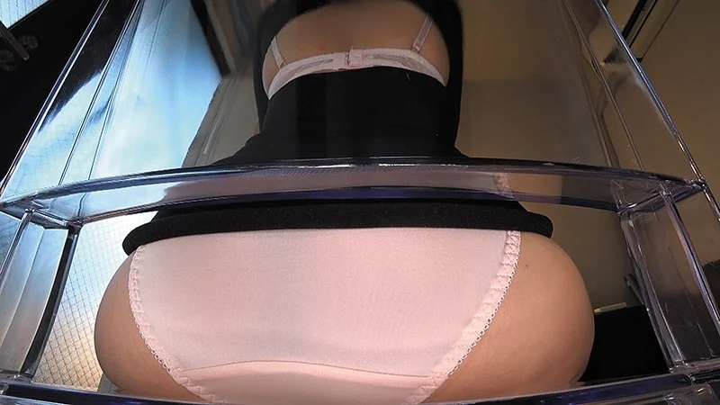 挑発ミニスカ痴女スケスケ透明椅子パンモロ密着パンティー4