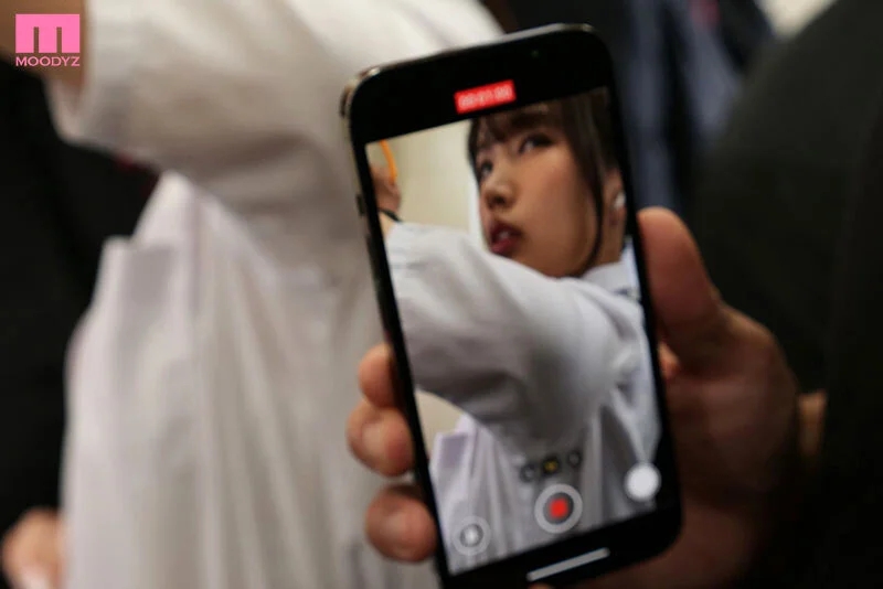 通学中、大っ嫌いな中年親父に1年間痴●チクビ開発されて…今日もチクイキさせて欲しい…って疼いています。 新井リマ