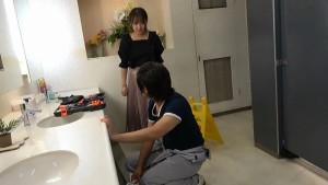 トイレ修理業者の悪行！哀れカメラに気付いた巨乳ちゃんはガシマンされて潮を吹かされる ギャラリー 1