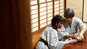 イチャラブしか勝たん！！職場に内緒で付き合ってる2人が今日だけはエロがっちゃう～混浴中出し温泉旅行～ 小那海あや ギャラリー 1