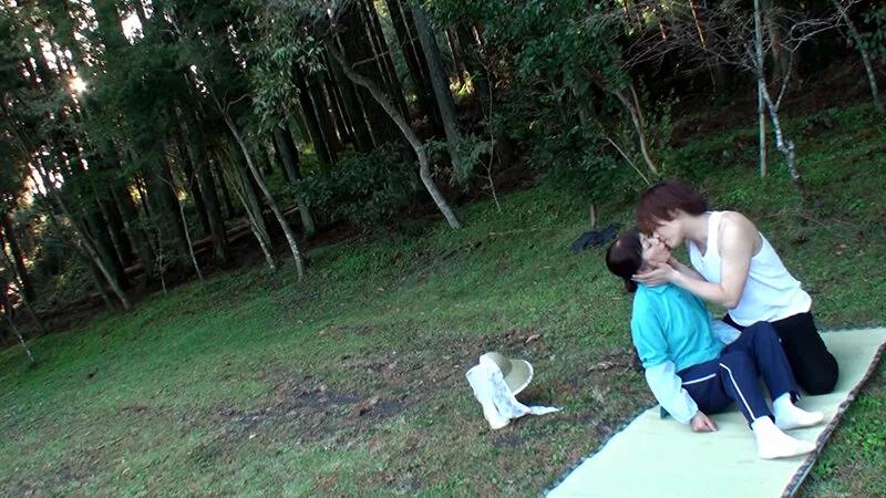 もうすぐ六十路の熟女がAVに応募。森の木陰で淫乱中出しSEX！太陽の下で本能丸出しAV撮影！ ギャラリー 2