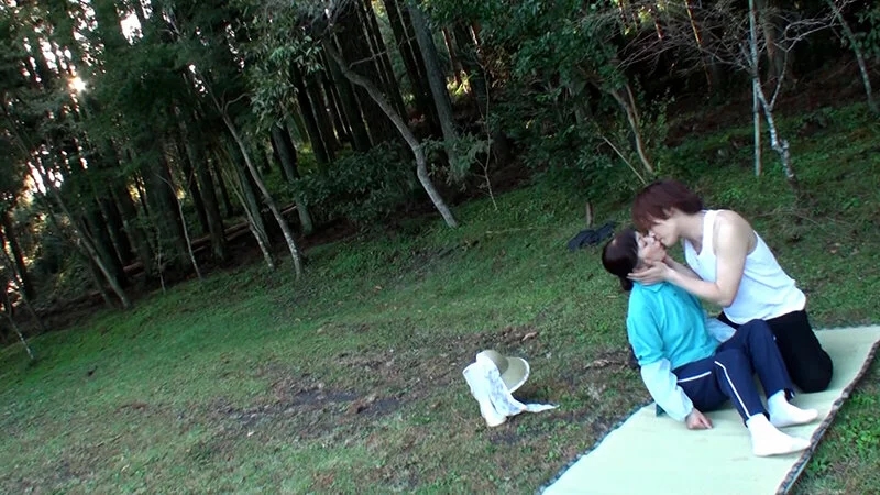 もうすぐ六十路の熟女がAVに応募。森の木陰で淫乱中出しSEX！太陽の下で本能丸出しAV撮影！