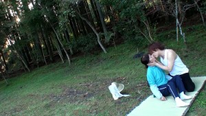 もうすぐ六十路の熟女がAVに応募。森の木陰で淫乱中出しSEX！太陽の下で本能丸出しAV撮影！ ギャラリー 2