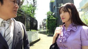 【4K】単身赴任男を際どい水着で寝取りました… 森沢かな ギャラリー 1