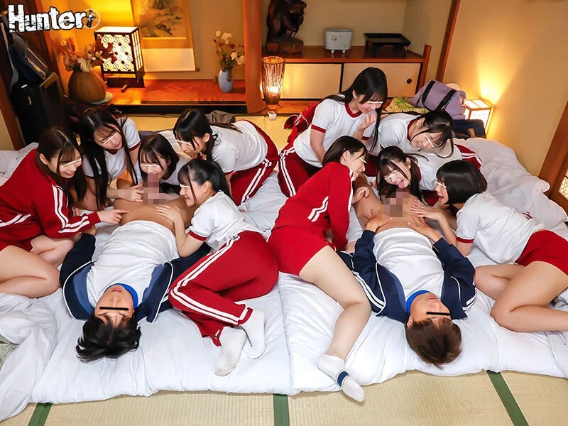 修学旅行で10人の可愛いクラスメイト女子と密着度200％大ハーレム乱交！2