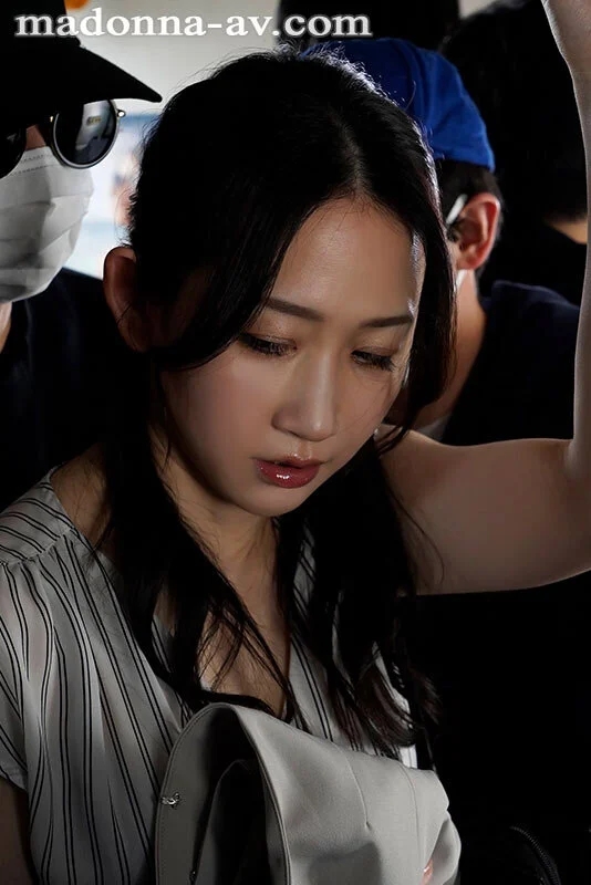 女上司、出張先で恥辱に揺れる中出し電車痴● 水戸かな