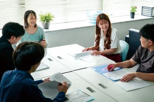 人妻PTA会長 保護者の男女が集う会合で巻き起こる…。子供には絶対内緒の淫らな背徳デカチン不倫 波多野結衣 ギャラリー 2