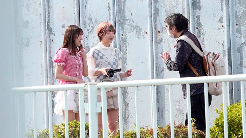 顔出しMM号 仲良し女友達限定 ザ・マジックミラー 令和の女子大生2人組が逆ナンパした昭和オジサンと「射精脱出ゲーム」に挑戦！父親よりも年上なオジサンの元気すぎる絶倫チ○ポに戸惑いながらも手コキ・Wフェラ・ハーレム逆3P！最後は連続W中出し！