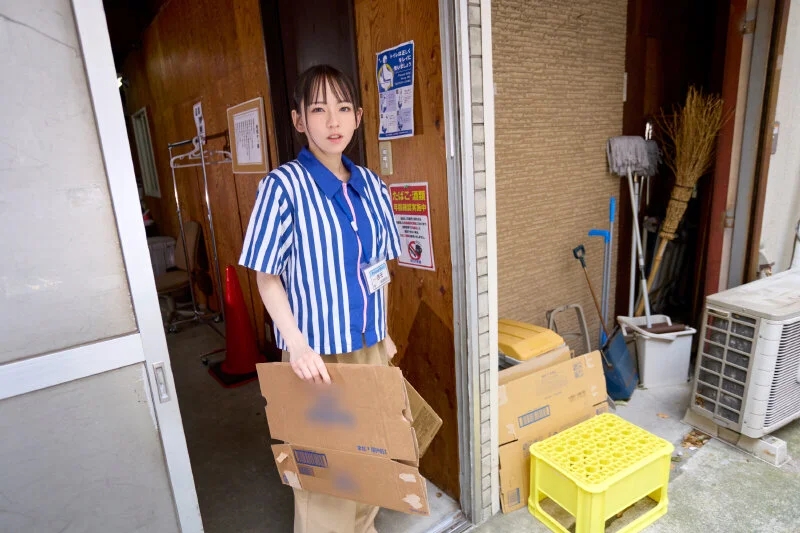 【VR】【8K】10年来の仲が良い地元のハメ友とコンビニバイトの休憩中にラブホ代わりに身勝手ヌキヌキタイム猿のように汗だくでSEXした側道沿いの真夏の田舎コンビニ。 西元めいさ