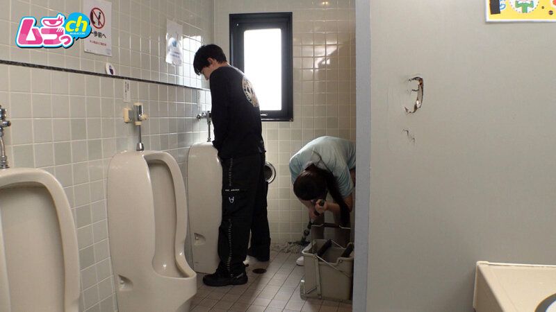 ニンゲン観察 「おしっこ舐めて綺麗にしましょうか？」働く男性のおち●ぽ掃除が生き甲斐の、トイレ清掃バイトのド変態お姉さん ギャラリー 6