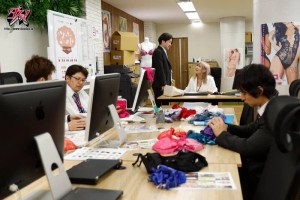 下着メーカーに就職したら、スタイル抜群のギャルNH社長に前も後ろも弄ばれました。 一ノ瀬ラム ギャラリー 7