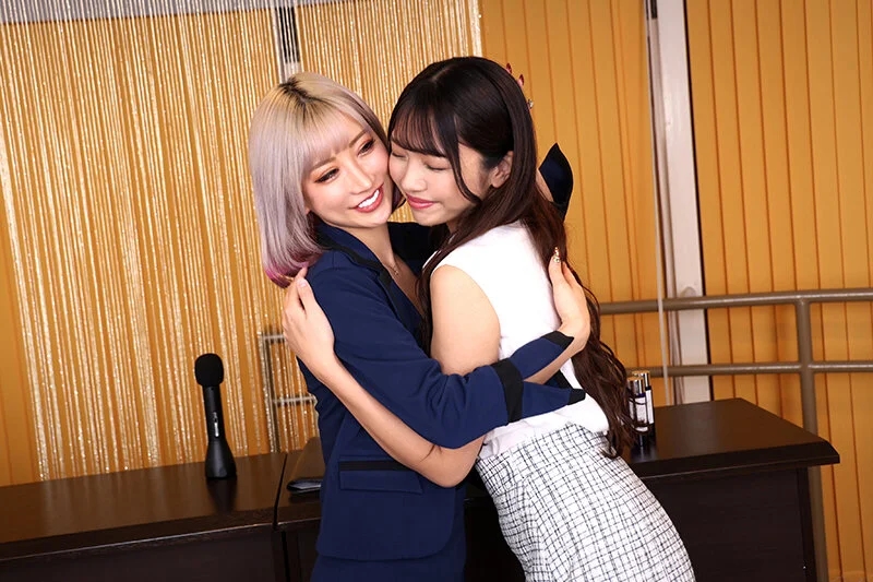 【VR】ギャル4人に勧誘されて入会してしまったネズミ講が実はヤリまくりのハーレム天国！！ セミナーからの捕獲ハーレムフェラ編 AIKA 新村あかり 百永さりな 木下ひまり