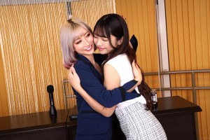 【VR】ギャル4人に勧誘されて入会してしまったネズミ講が実はヤリまくりのハーレム天国！！ セミナーからの捕獲ハーレムフェラ編 AIKA 新村あかり 百永さりな 木下ひまり ギャラリー 5