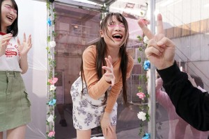 顔出しMM号 大学生Wカップル限定 ザ・マジックミラー 勝てば100万円！負ければ同時即ハメ！青空NTR中出し野球拳！彼氏たちの目の前で同時に寝取って生中出し！仲良し女子大生4P乱交スペシャル！ ギャラリー 3