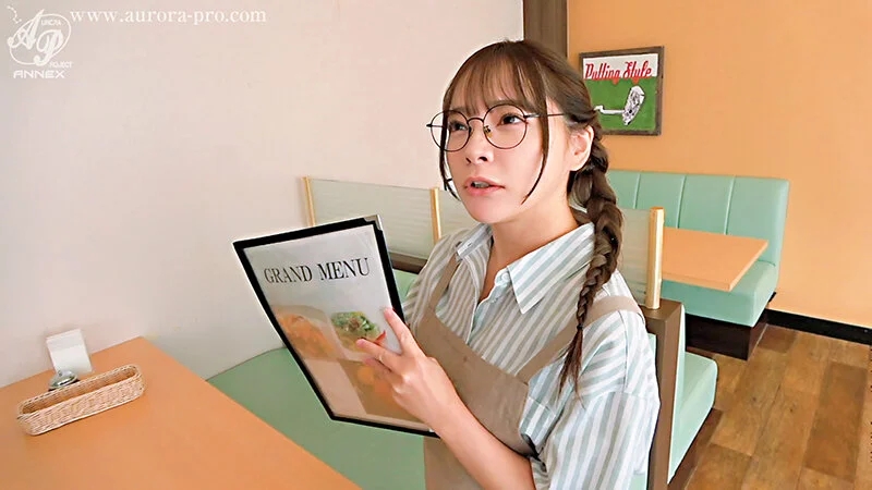 隠れ肉食女子の誘惑 喫茶店で働く地味子ちゃんはオヂ好きの隠れビッチ！マスターを痴女って店内密会！ 一条みお