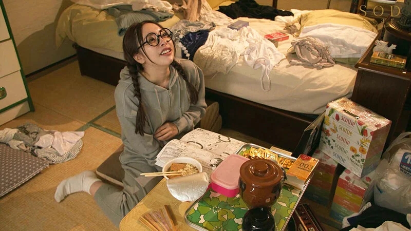 ドラッグストアでアルバイトする地味女子JD、小倉さんは男性経験はないけれど性欲はチョモランマ級！！オタク女子に彼氏が出来た！初めての生チ●ポにドスケベ大解放！エロ山大噴火！ 小倉由菜