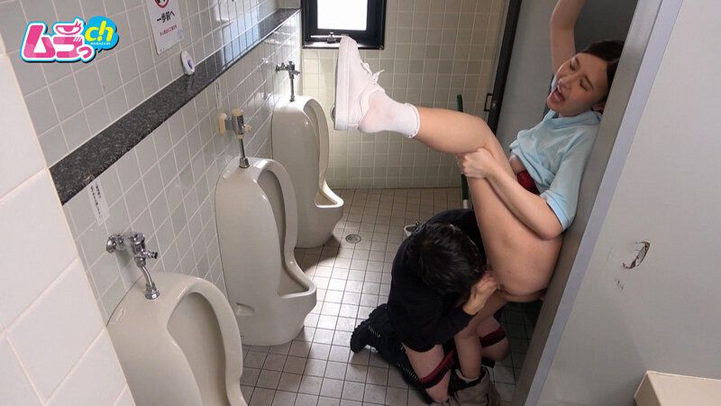 ニンゲン観察 「おしっこ舐めて綺麗にしましょうか？」働く男性のおち●ぽ掃除が生き甲斐の、トイレ清掃バイトのド変態お姉さん ギャラリー 12