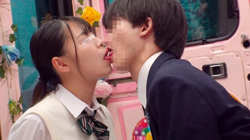 一般男女モニタリングAV×マジックミラー便コラボ企画 アオハル限定 田舎のウブな女子○校生が童貞の同級生男子を初めての筆おろし体験！狭い車中で2人っきりになっただけで大興奮！ガチガチ勃起の男子チ○ポに迫られて恥じらいながらも膣がキュンキュンしちゃった純朴娘…