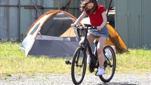 【SHIGEKI×SODSTAR】これが限界ギリギリ公然露出潮吹き 小倉由菜アクメ自転車がイクッ！ ギャラリー 6