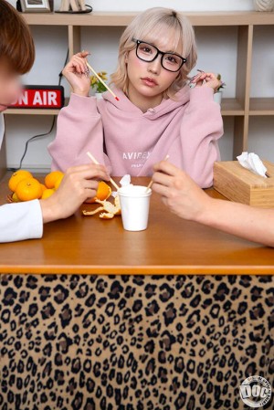 【VR】「寒いしダルくて出れない」無気力ギャルとコタツ王様ゲームで密着汗だくSEX 春陽モカ ギャラリー 1