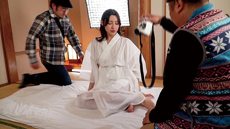 家計の為に仕方無く…ヌ～ドモデルをやらされ恥じらいながらもたっぷりと愛液を漏らしてしまう妻 総集編4タイトルノーカット収録 3枚組510分