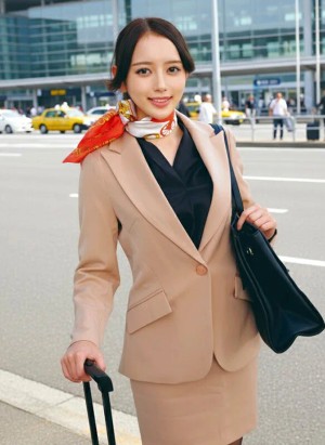 大手航空会社のキャビンアテンダントと童貞君が黒パンスト直穿き素股で超発情！？黒パンスト越しの童貞デカチン先っぽ3cm挿入！敏感なオマ○コの入り口をグリグリされて奥まで挿れて欲しくなっちゃったCAさんが生ズボッ筆おろし//優しくも腰振るガニ股騎乗位で連続仰け反り… ギャラリー 1