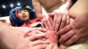 ガチイキ6P大乱交！小悪魔系140cm台チビっ子美少女レイヤー人格矯正調教【発狂オマ○コ決壊エビ反り痙攣アクメ】ゴミ扱いの中年カメコ集団が怒張チ○ポを無限ブチ込み！精液便所転落壮絶フィナーレ2本立SP ギャラリー 3