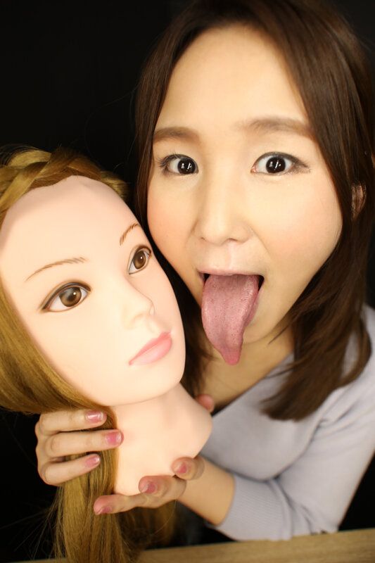 マネキンをベロでしゃぶりつくす美女 ギャラリー 4