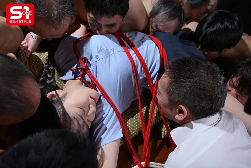 高身長の貧困女学生は小さいおじさん達に群がられ貪られ春を売る。 明日葉みつは