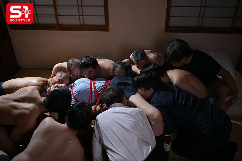 高身長の貧困女学生は小さいおじさん達に群がられ貪られ春を売る。 明日葉みつは