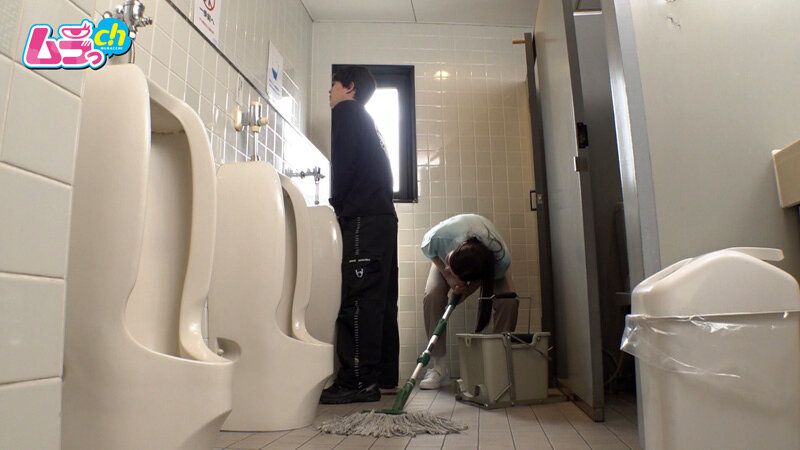 ニンゲン観察 「おしっこ舐めて綺麗にしましょうか？」働く男性のおち●ぽ掃除が生き甲斐の、トイレ清掃バイトのド変態お姉さん ギャラリー 7