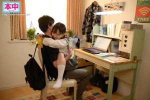 パパとママが至近距離にいてもお兄ちゃんの大きなシャツ借りて求愛抱っこSEXで逃がさず何発も膣射させる痴女っこロ●ータ義理妹 工藤ララ ギャラリー 1