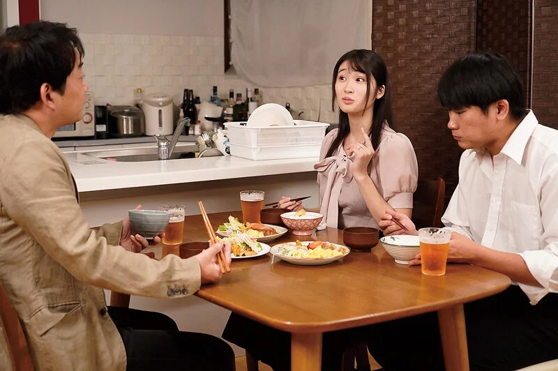 プロカメラマンである義兄にファインダー越しに見透かされ、シャッター音が響くたびに私の性癖は暴かれてゆく… 沙月ふみの