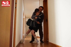 大嫌いな義父の汚いイチモツを上下の穴にぶち込まれた不幸な連れ子「でも…おぞましいアレがなぜかまた欲しいの…」 香水じゅん ギャラリー 1